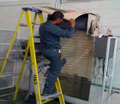 Técnico dando servicio a equipo industrial