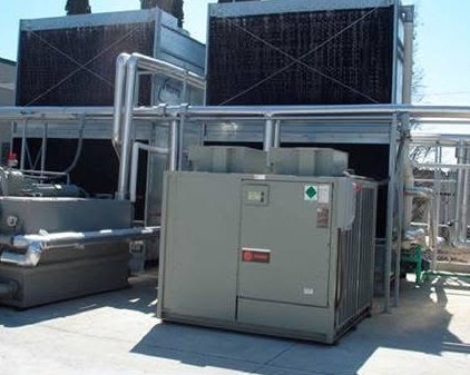 Chiller y torres de enfriamiento en planta industrial