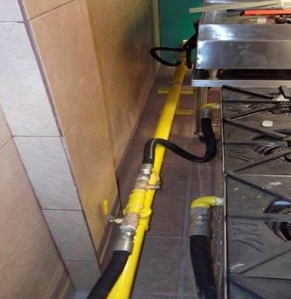 Líneas de gas en instalación industrial
