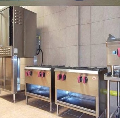 Cocina industrial con equipo de acero inoxidable